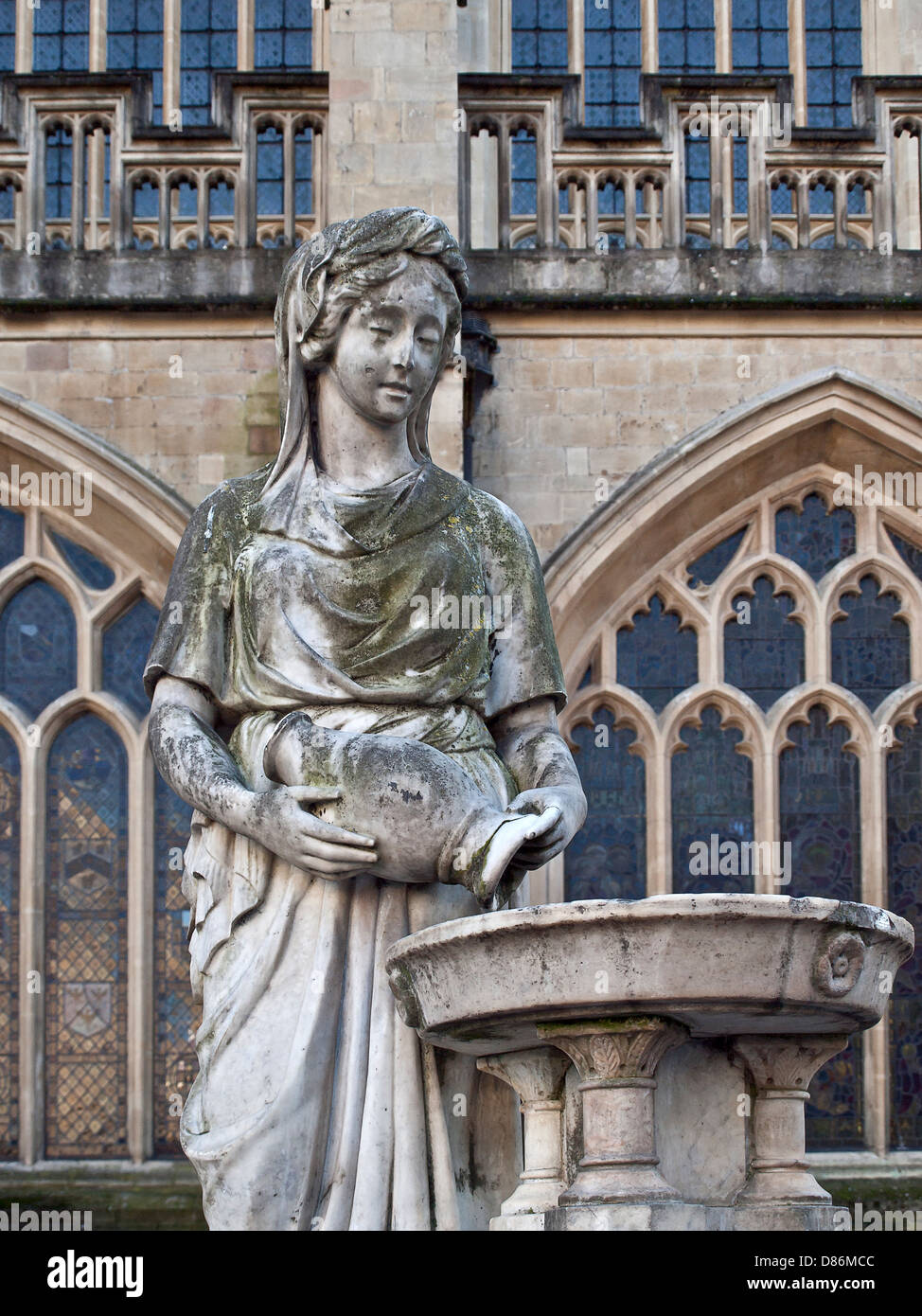 Skulptur von einer jungen Frau mit einem Krug vor der ABTEIKIRCHE von Bath Stockfoto