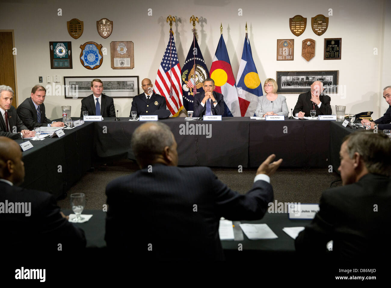 US-Präsident Barack Obama beteiligt sich an einer Diskussionsrunde auf Waffengewalt mit örtlichen Strafverfolgungsbehörden und Gemeindeleiter an der Polizeiakademie Denver 3. April 2013 in Denver, Colorado. Stockfoto