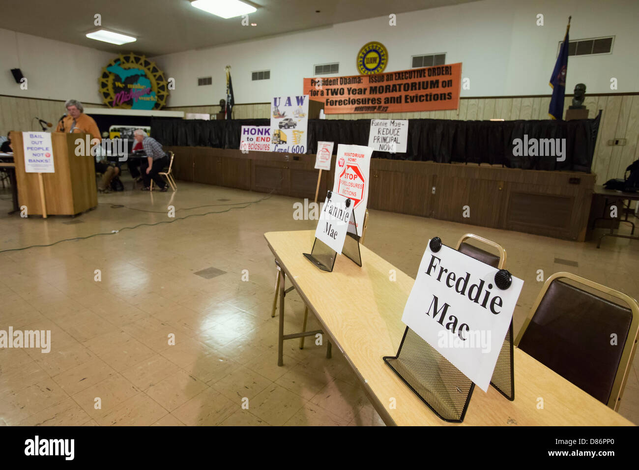 Detroit, Michigan/USA. 20. Mai 2013. Nach viel versprechend an, scheiterte Vertreter der Bundesregierung Hypothek Agenturen Fannie Mae und Freddie Mac, für einen Menschen hören auf Zwangsvollstreckungen zu zeigen. Einwohner bezeugt, dass die beiden Agenturen versuchten, sie aus ihren Häusern, anstatt zu arbeiten für eine Lösung in der Hypothekenkrise zu zwingen. Organisatoren der Anhörung nachgeblieben zwei leere Stühle. Bildnachweis: Jim West / Alamy Live News Stockfoto