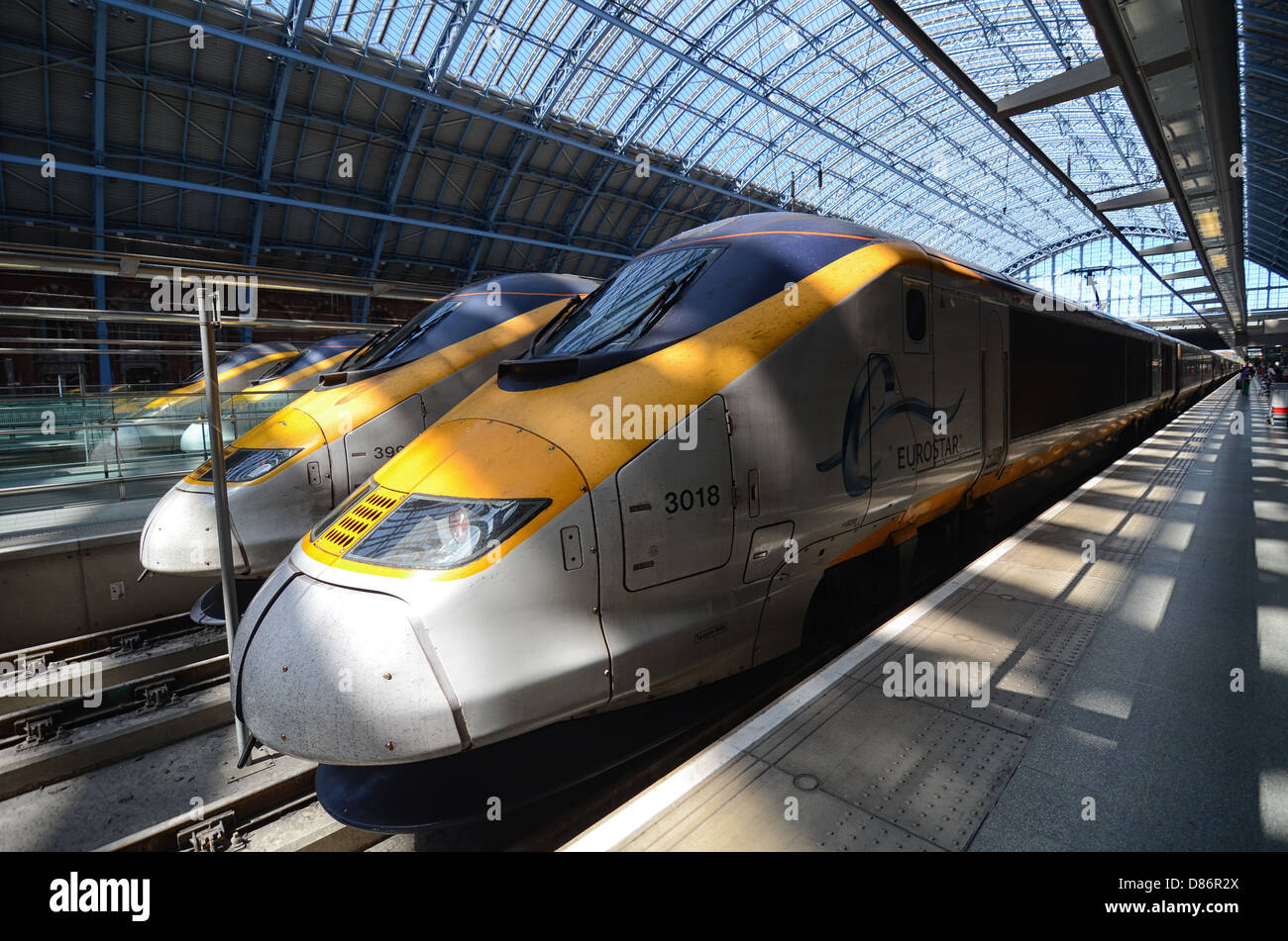 Eurostar-Zug wartet am Bahnhof St. Pancras International in London, Vereinigtes Königreich. Stockfoto