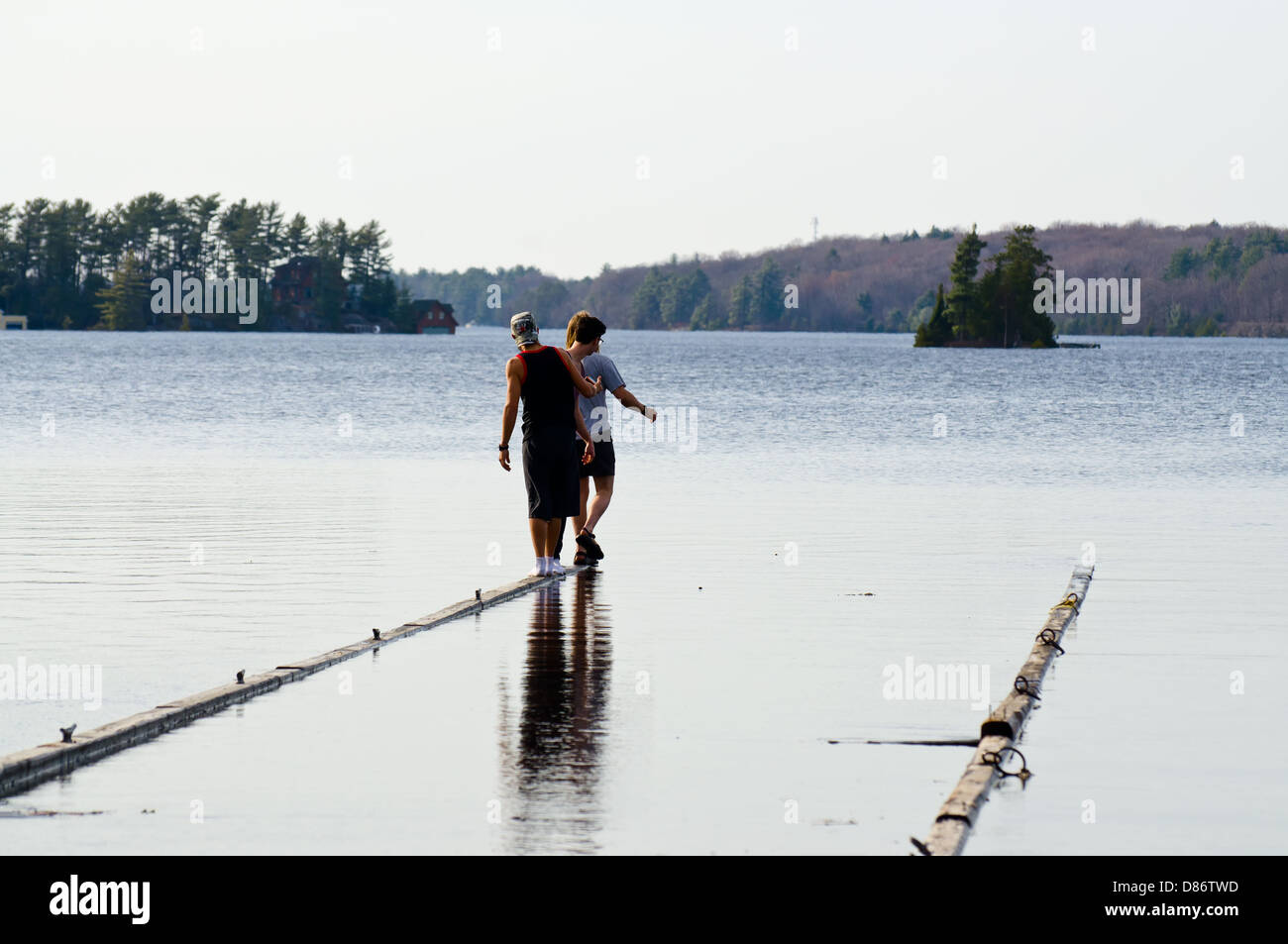 Balancieren auf getauchten dock Stockfoto