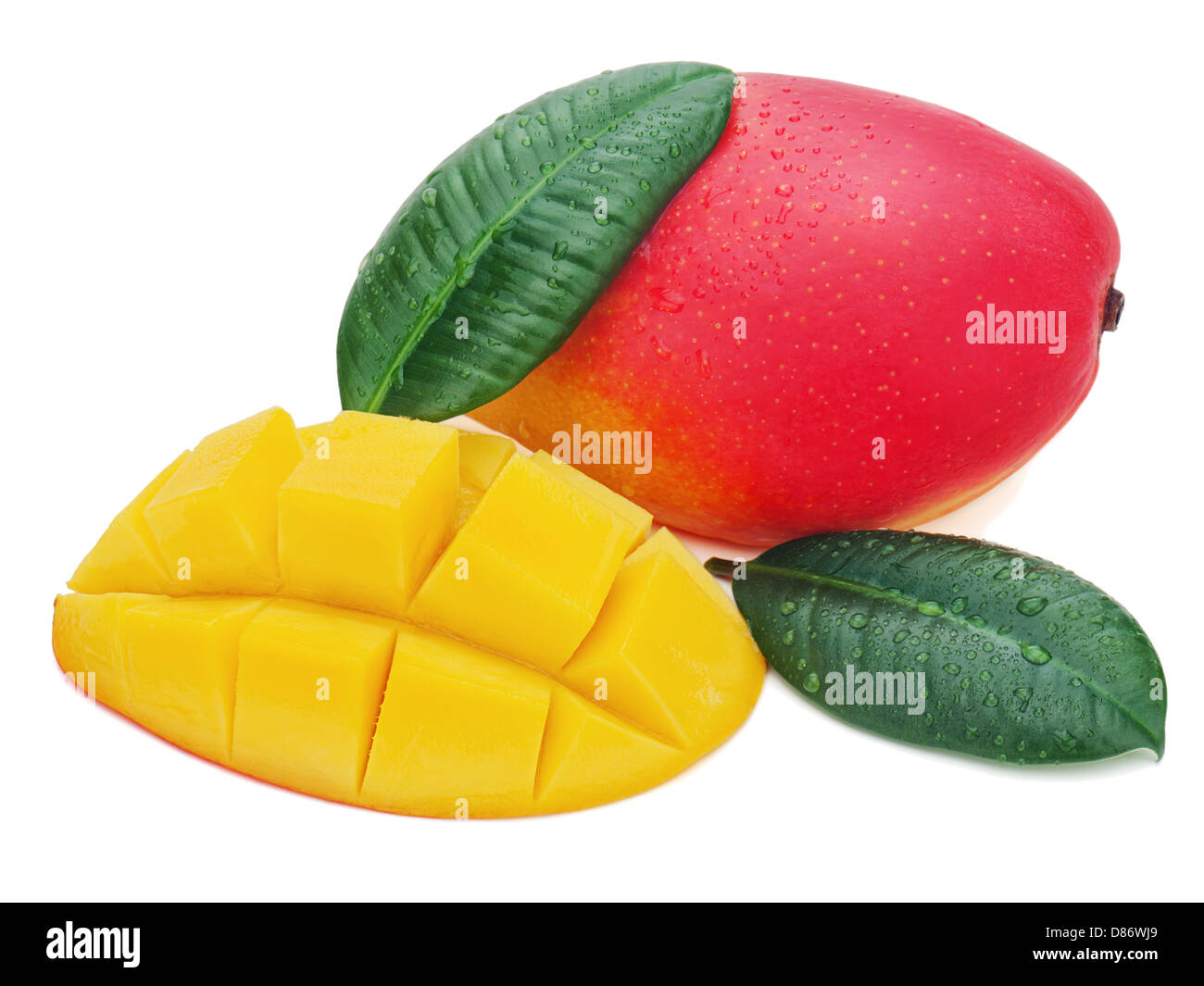 Frische Mango-Frucht mit Schnitt und grünen Blättern isoliert auf weißem Hintergrund. Stockfoto