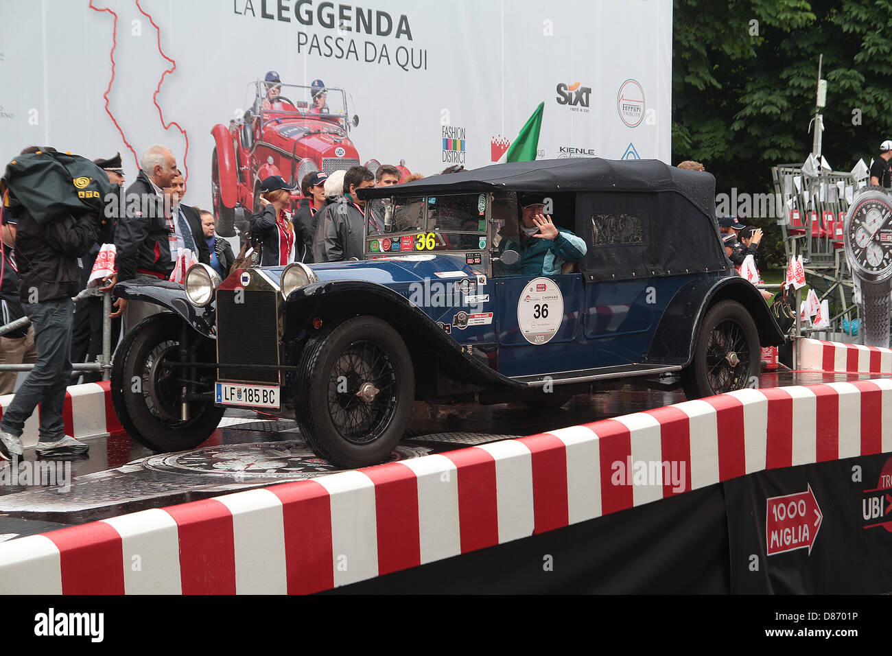 Ein Jahrgang 1927Lancia Lambda auf der Startrampe der 1000 Mile Mille Miglia hin-und Rückfahrt von Brescia nach Rom und wieder zurück. Stockfoto