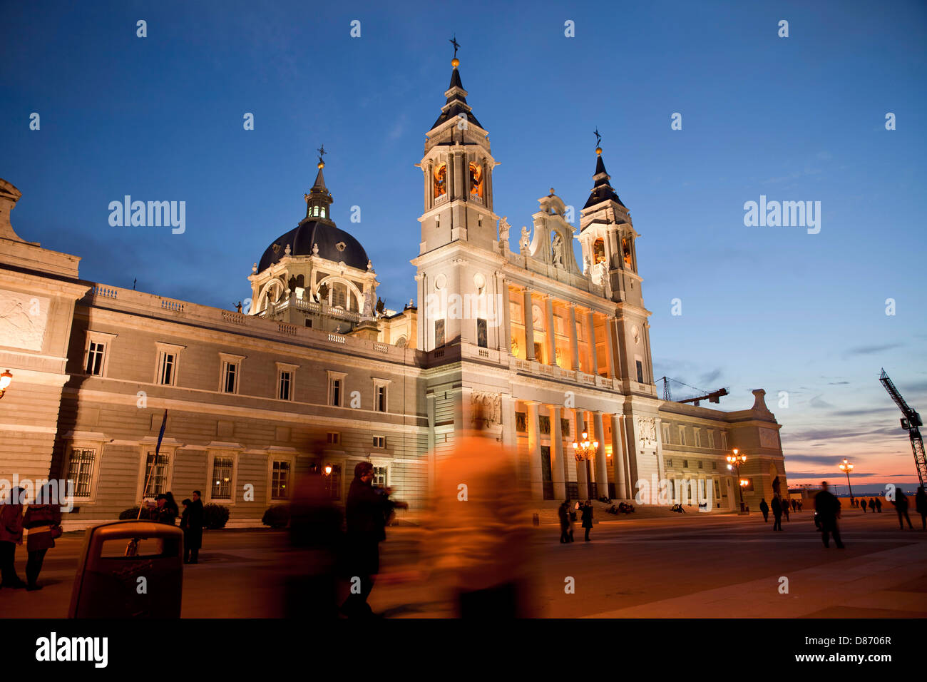 der beleuchtete Almudena Kathedrale Santa Maria la Real De La Almudena in Madrid bei Nacht, Spanien, Europa Stockfoto