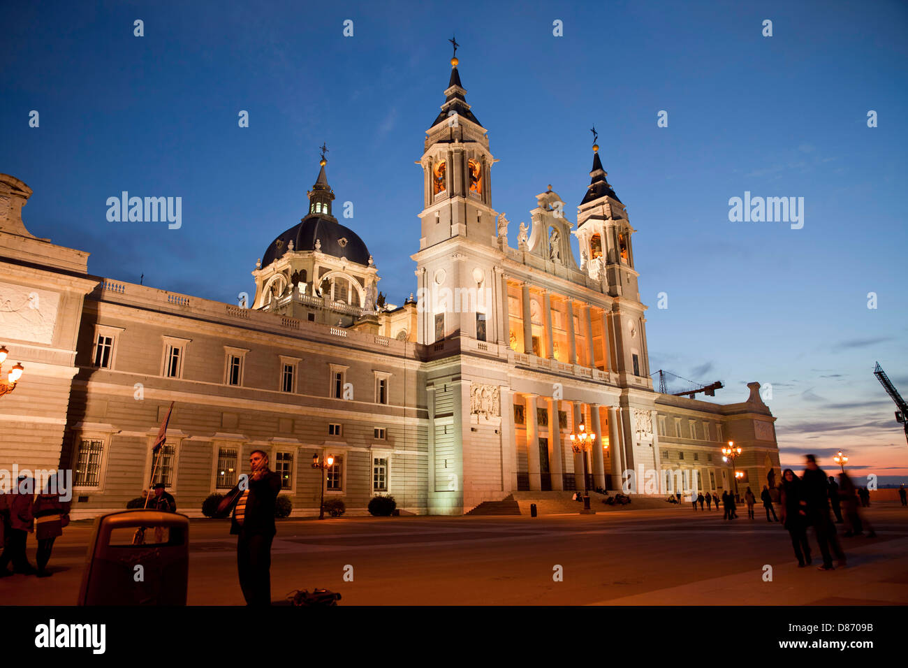 der beleuchtete Almudena Kathedrale Santa Maria la Real De La Almudena in Madrid bei Nacht, Spanien, Europa Stockfoto