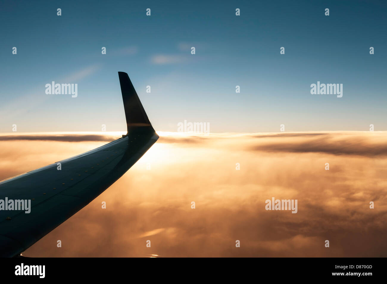 Flugzeug Flügel über Wolke bei Sonnenuntergang Stockfoto