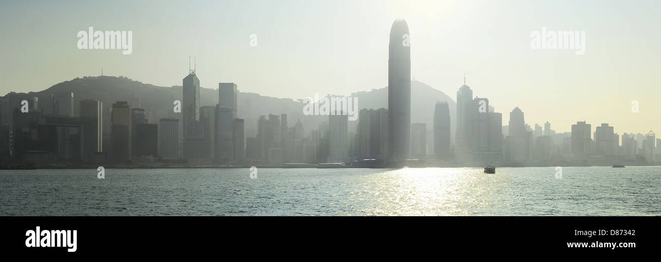 Panorama von Hong Kong bei Sonnenuntergang. Hintergrundbeleuchtung Stockfoto