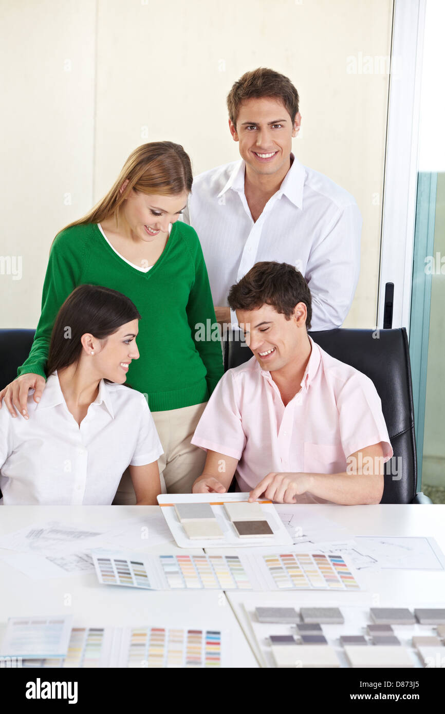 Architektur-Studenten mit verschiedenen Baumaterialien am Schreibtisch Stockfoto