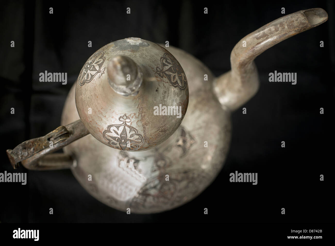 Kupfer und Zinn-Teekanne mit orientalischen Muster, Nahaufnahme Stockfoto