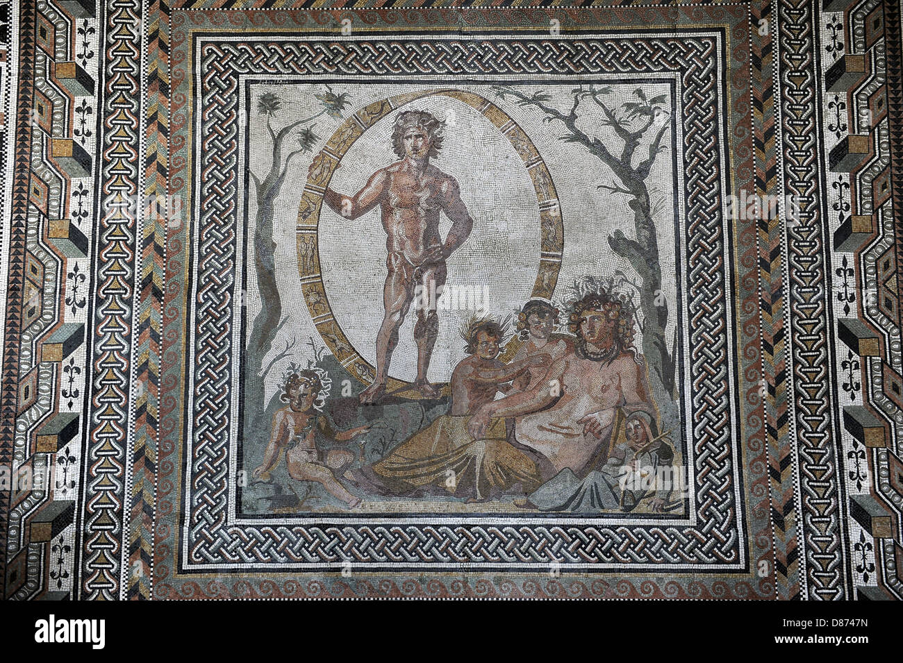 Bodenmosaik. Aus einer römischen Villa in der Nähe von Sentium (Sassferrato) in den Marken. Aion, Gott von Ewigkeit, umgeben von einem Tierkreis-Rad Stockfoto