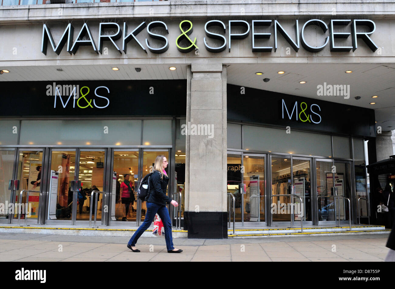 Eine Frau geht Vergangenheit Marks & Spencer store, Oxford Street, London, UK. Stockfoto
