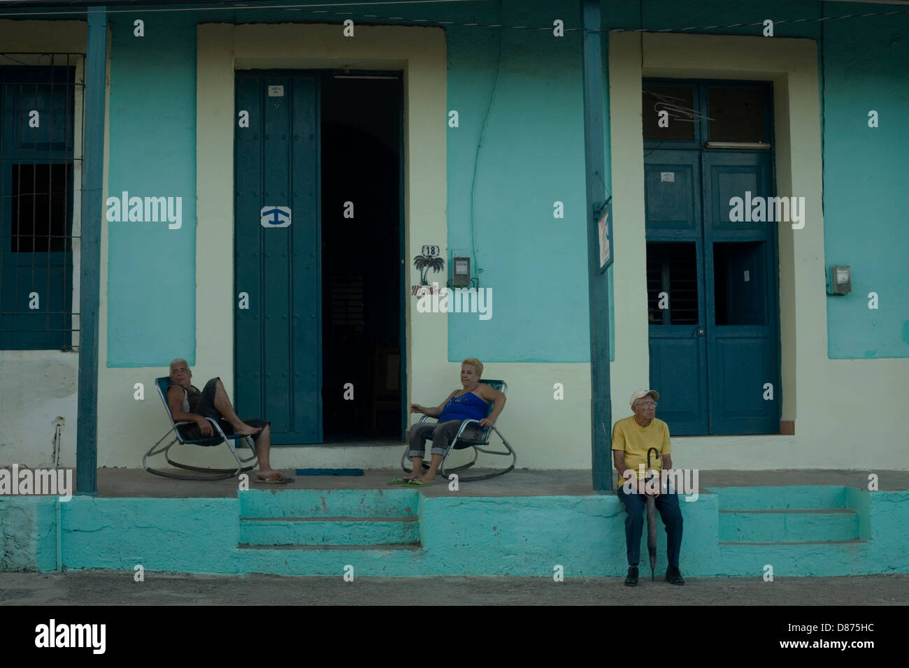 Schaukelstühle.  Schaukeln auf einem Stuhl ist die beliebteste Zeit in Kuba Stockfoto