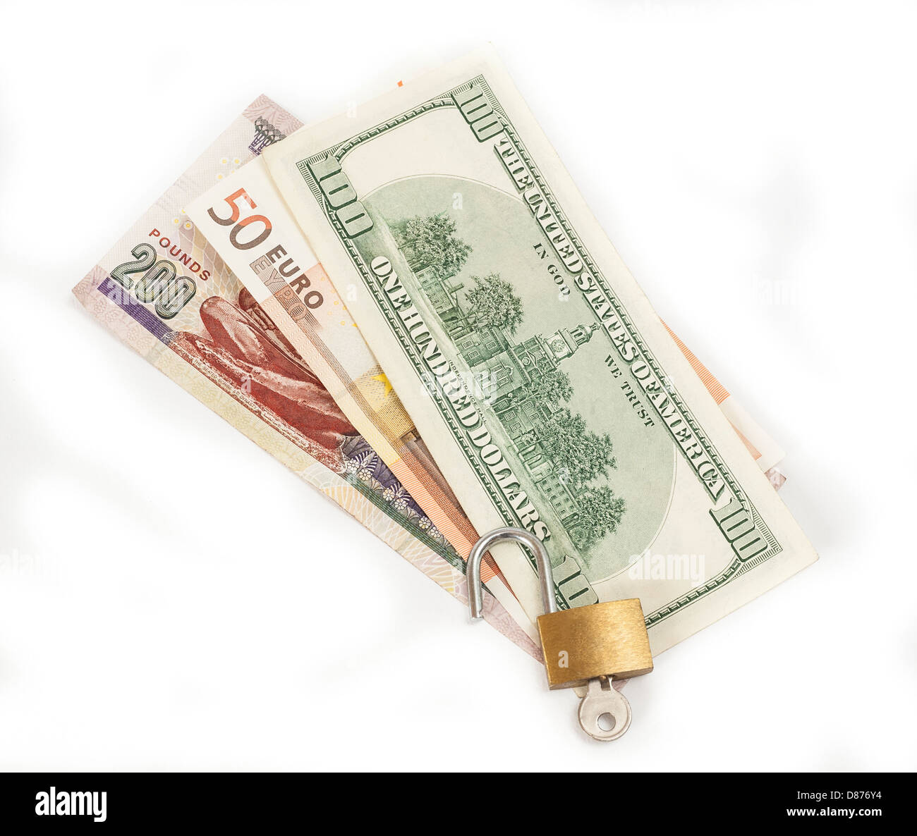 Verschiedene ausländische Währung Cash mit Vorhängeschloss isoliert auf einem weißen Hintergrund Konzept gesperrt finanziellen Sicherheit Stockfoto