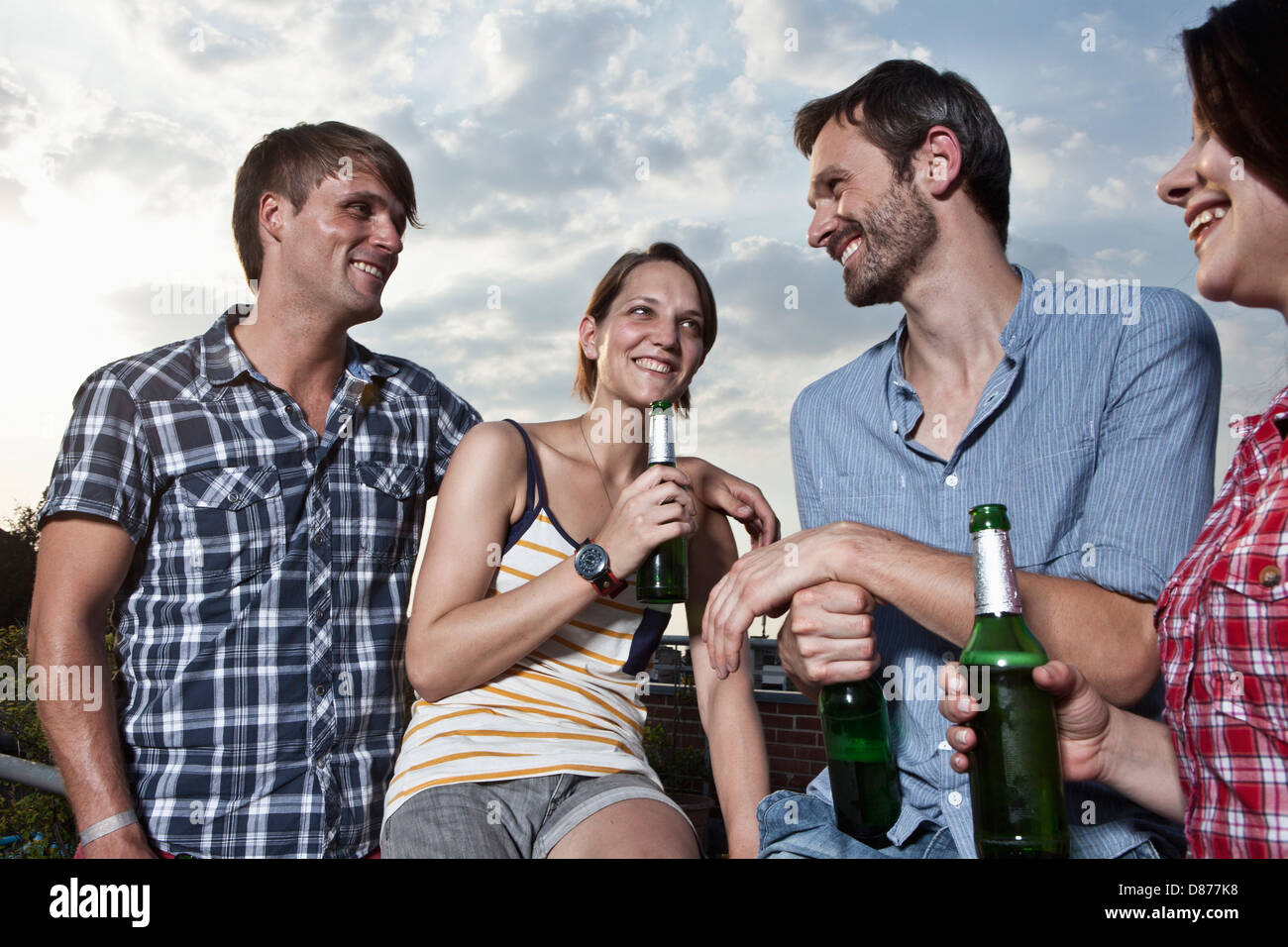 Deutschland, Berlin, Männer und Frauen, die Spaß auf Dachterrasse, Lächeln Stockfoto