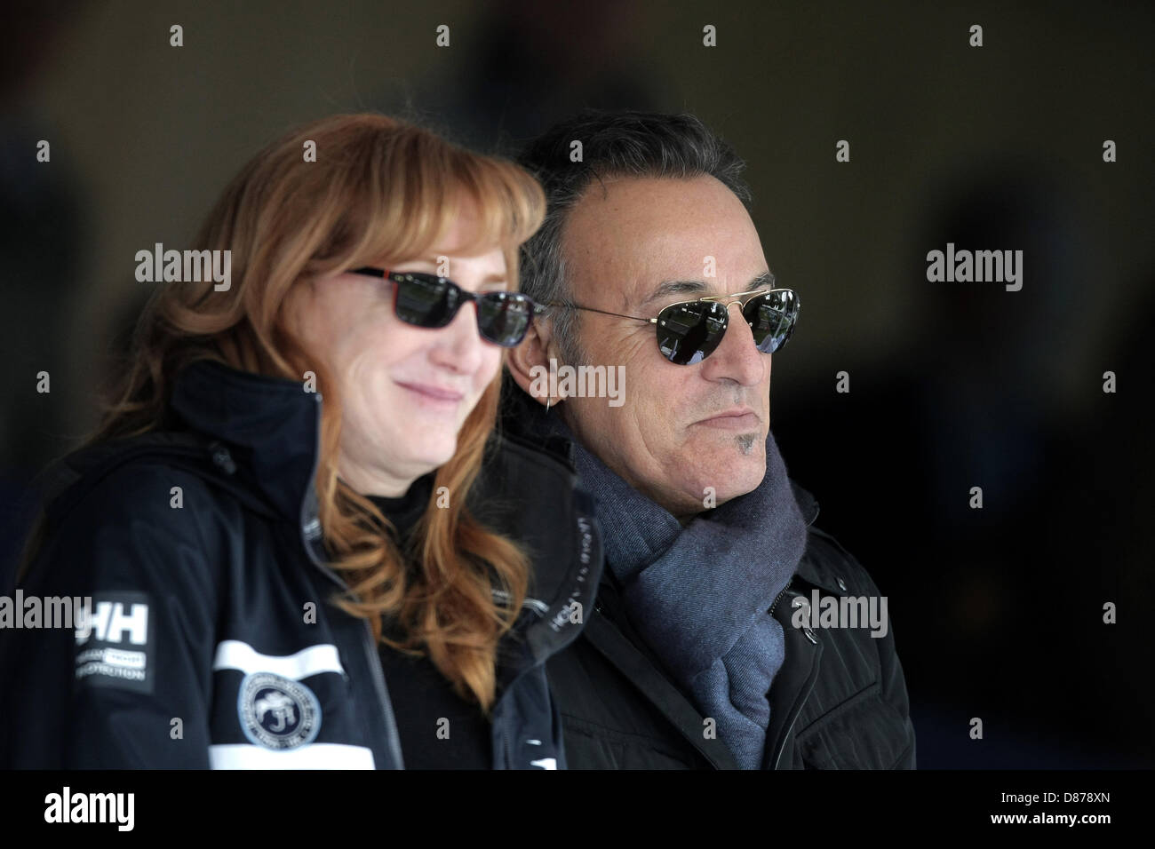 Wiesbaden, Deutschland. 20. Mai 2013. Musikern Patti Scialfa und Bruce Springsteen applaudieren ihre Tochter bei einem Reitturnier in Wiesbaden. Die Wiesbaden zu reiten und fahren Club (WRFC) organisiert ein jährliches Reitturnier im Schlosspark in Wiesbaden-Biebrich. Foto: FREDRIK VON ERICHSEN/Dpa/Alamy Live-Nachrichten Stockfoto