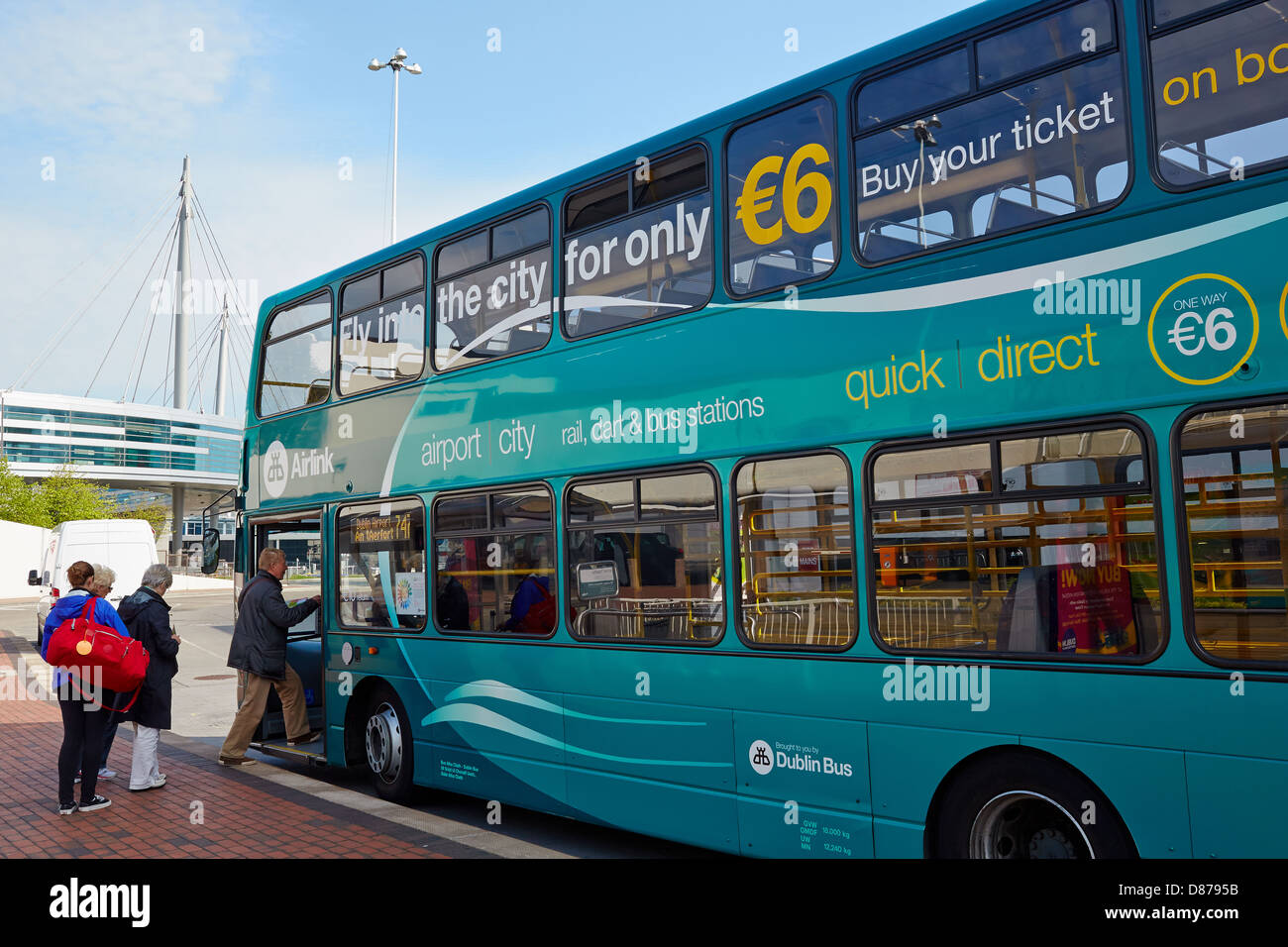 Fluggästen und Airlink Bus außerhalb des Passagierterminals am Dublin International Airport. Dublin, Irland Stockfoto