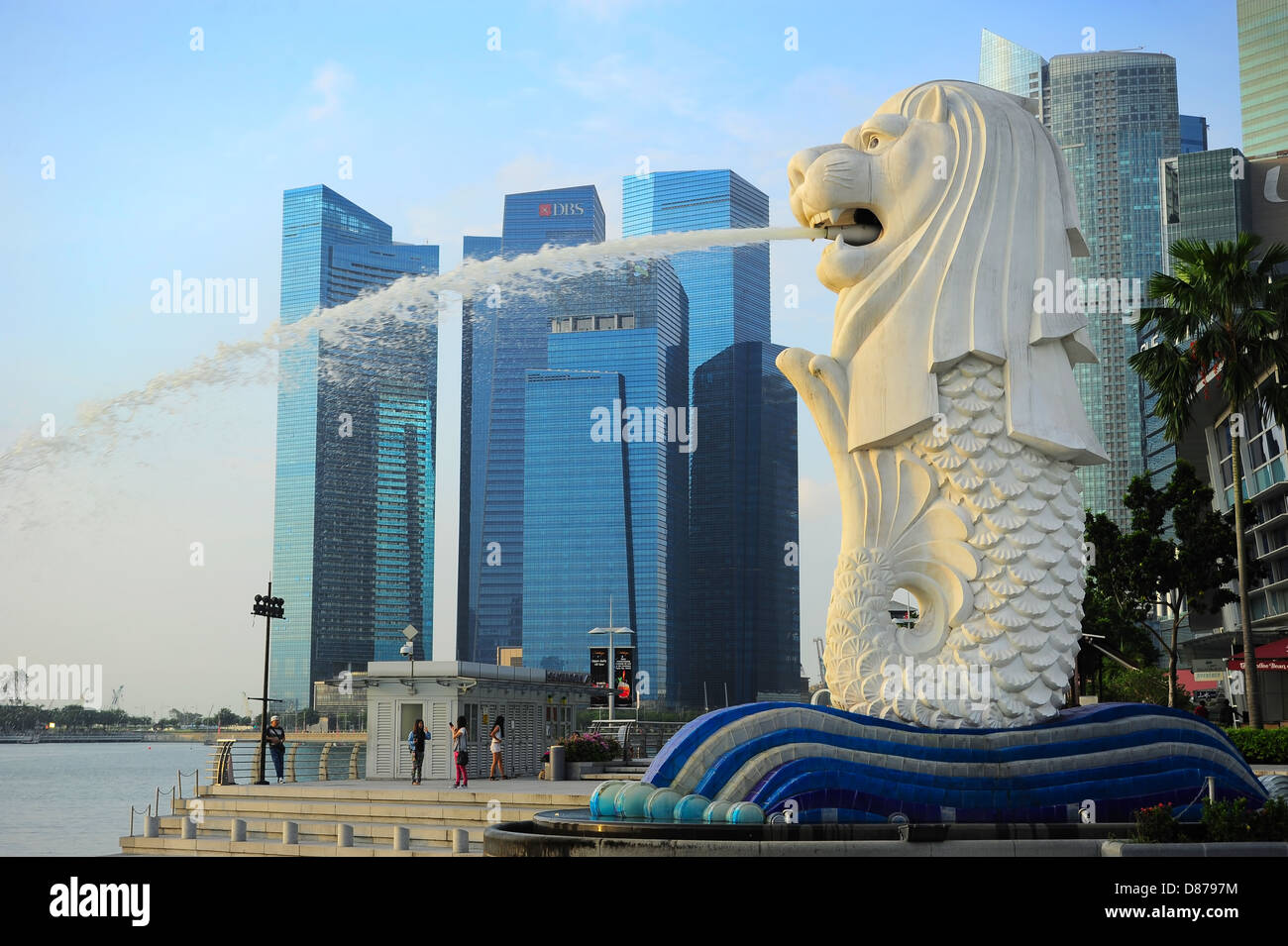 Der Merlion Brunnen Tüllen Wasser vor der Skyline von Singapur. Stockfoto