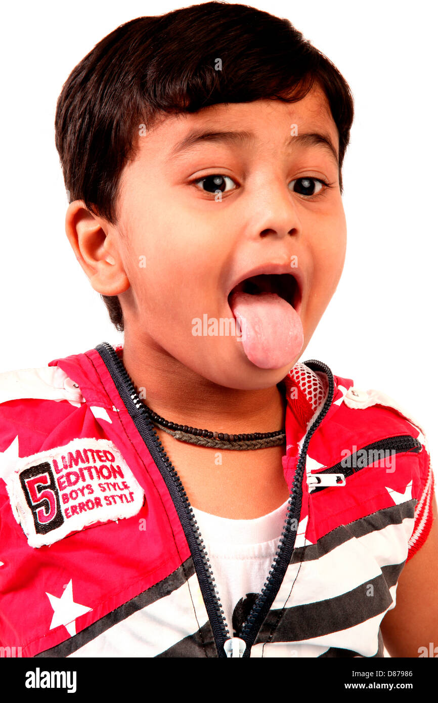 Ein indischer Junge, der Zunge zeigt Stockfoto