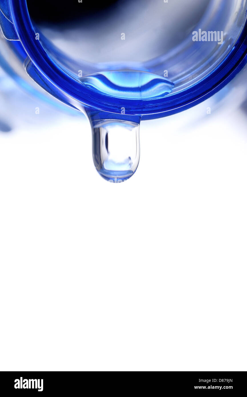Wassertropfen aus Wasserflasche Stockfoto