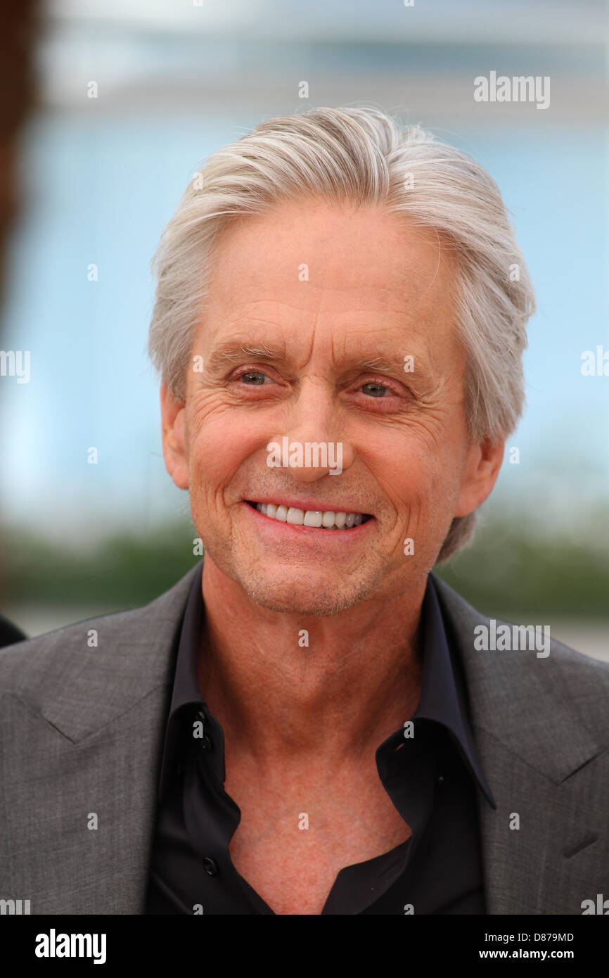 MICHAEL DOUGLAS HINTER DEM LEUCHTER. PHOTOCALL. CANNES FILM FESTIVAL 2013 PALAIS DES FESTIVAL CANNES Frankreich 21 Mai 2013 Stockfoto