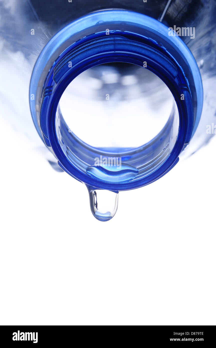 Wassertropfen aus Wasserflasche Stockfoto