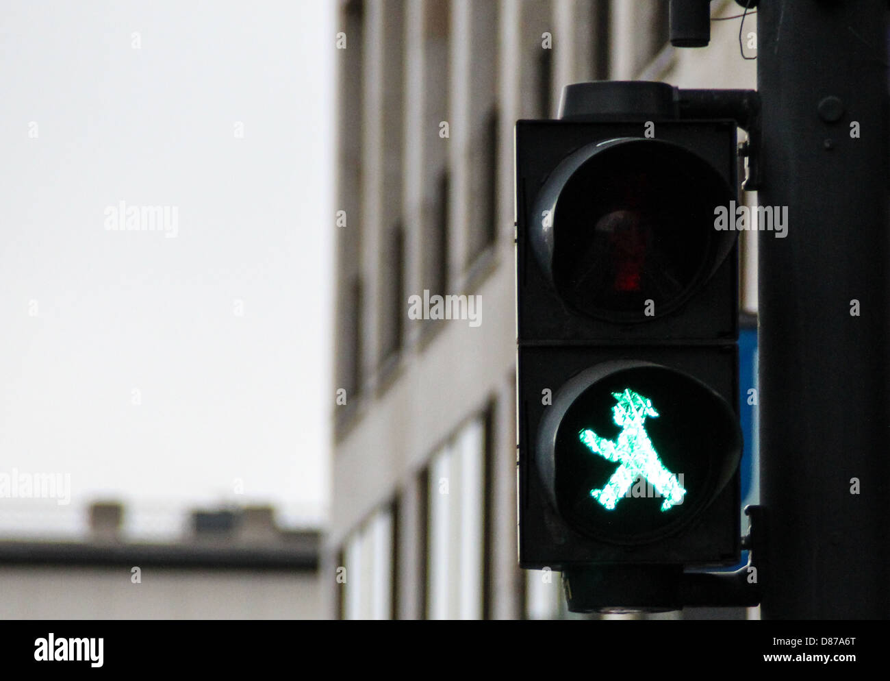 Fußgängerampel in Berlin, mit traditionellen grünen Männlein Ampelmann, Symbol für alle Ampeln in Berlin Stockfoto