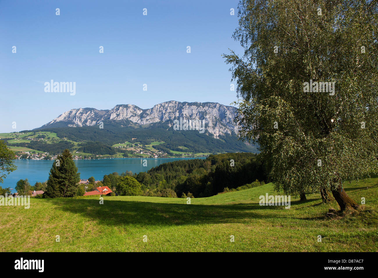 Österreich, Blick auf den Attersee und Hoellengebirge Stockfoto