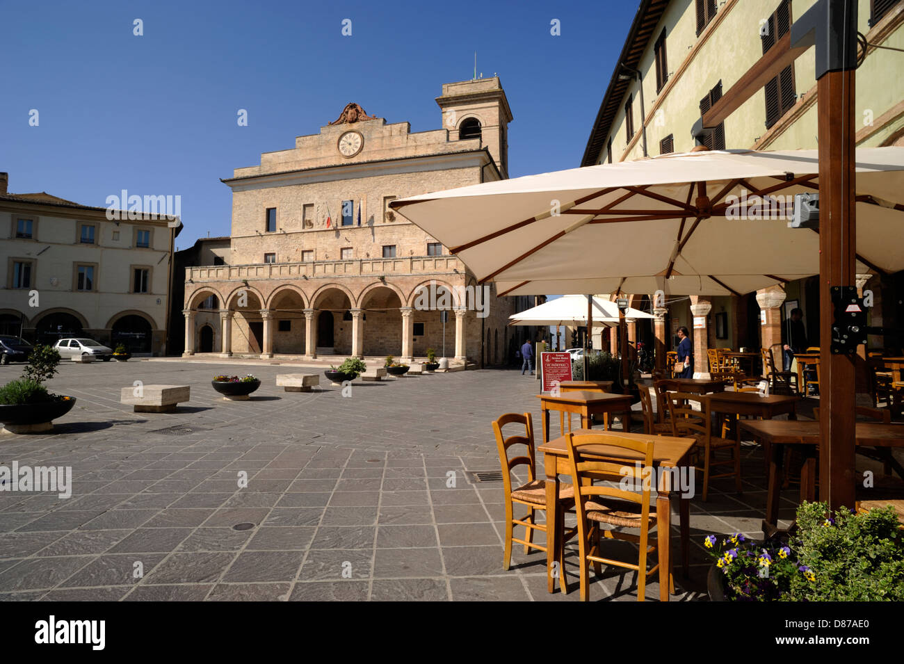 Italien, Umbrien, Montefalco, Piazza del Comune, Rathaus und restaurants Stockfoto