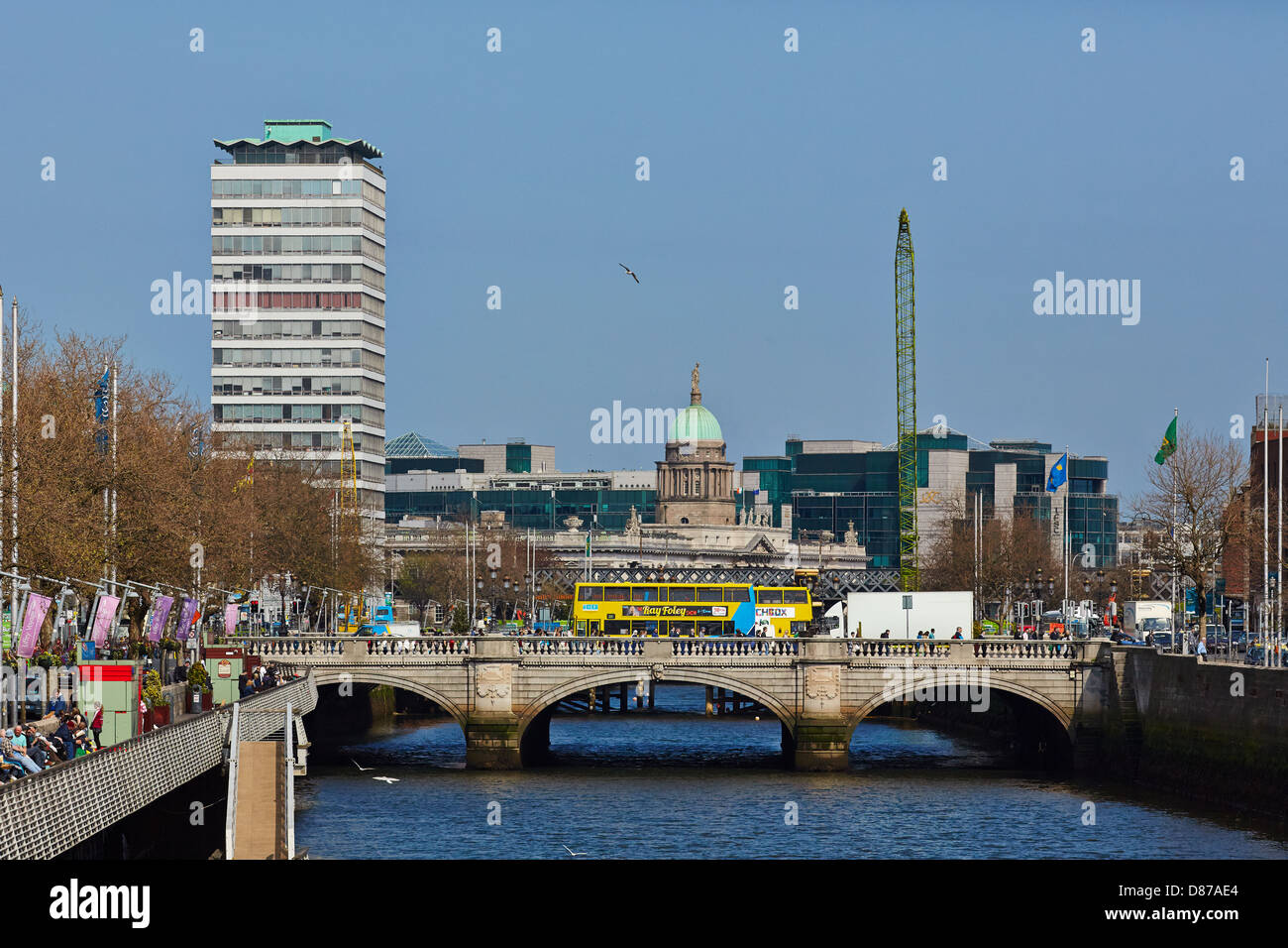 O' Connell Brücke über den Fluss Liffey mit The Customs House und Liberty Hall im Hintergrund. Dublin, Irland Stockfoto