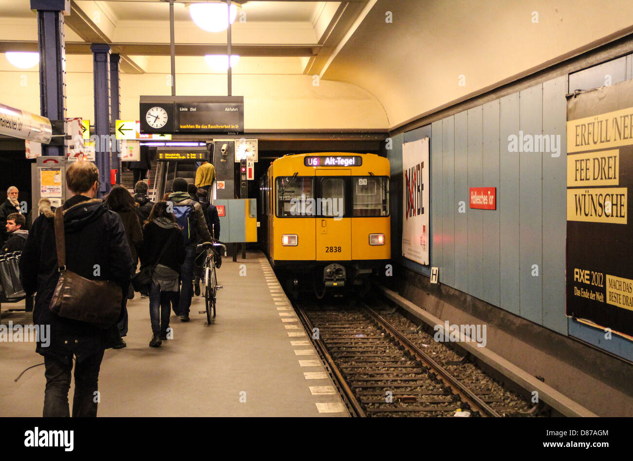 U-Bahn Linie U6 der Berliner U-Bahn, in der Station Hallesches Tor Stockfoto