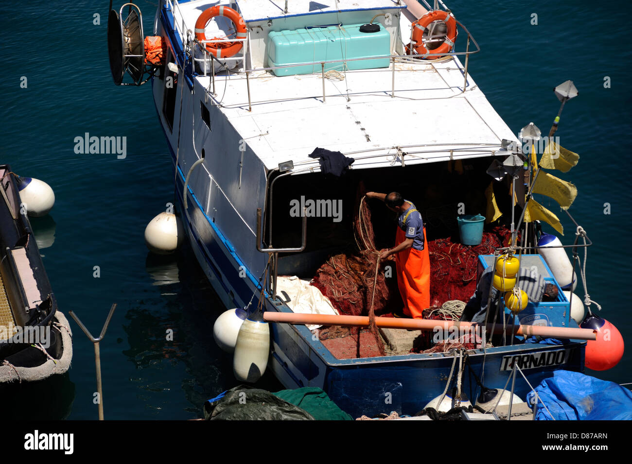 Italien, Toskana, Argentario, Porto Ercole, Fischer auf dem Boot Stockfoto