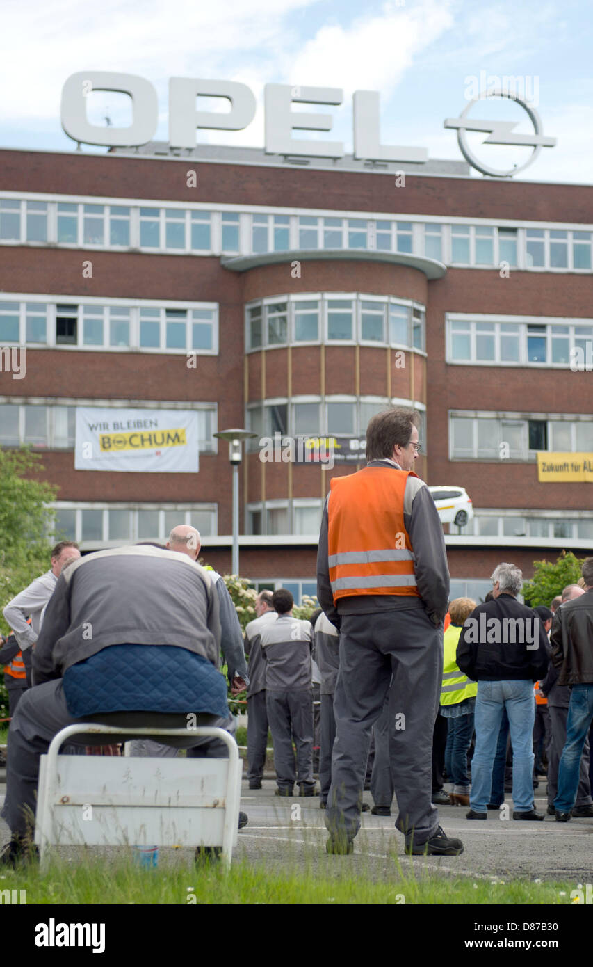 Mitarbeiter Des Automobilherstellers Opel Haben Vor Dem Opel Werk In Bochum Deutschland 21 Mai 13 Zusammengestellt Dem Betriebsrat Veranstaltete Eine Info Veranstaltung Unter Dem Motto Time Is Running Out Foto Bernd Thissen Stockfotografie