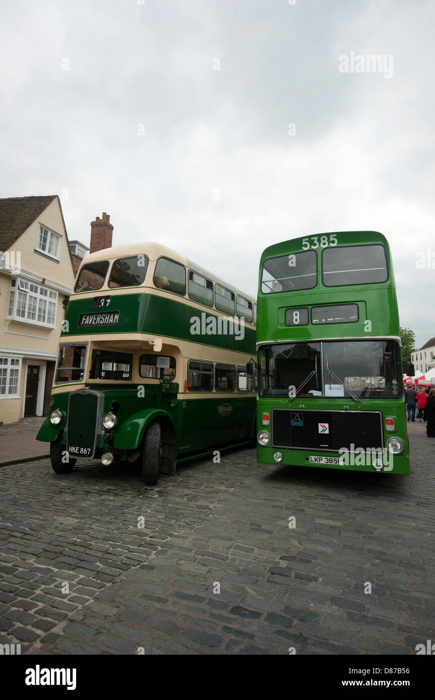 Autosalon bei Faversham in Kent Busse am Wochenende zwei Doppeldecker-Busse zu transportieren, ein Buskönig DH159 und ein Leyland-fleetliner Stockfoto