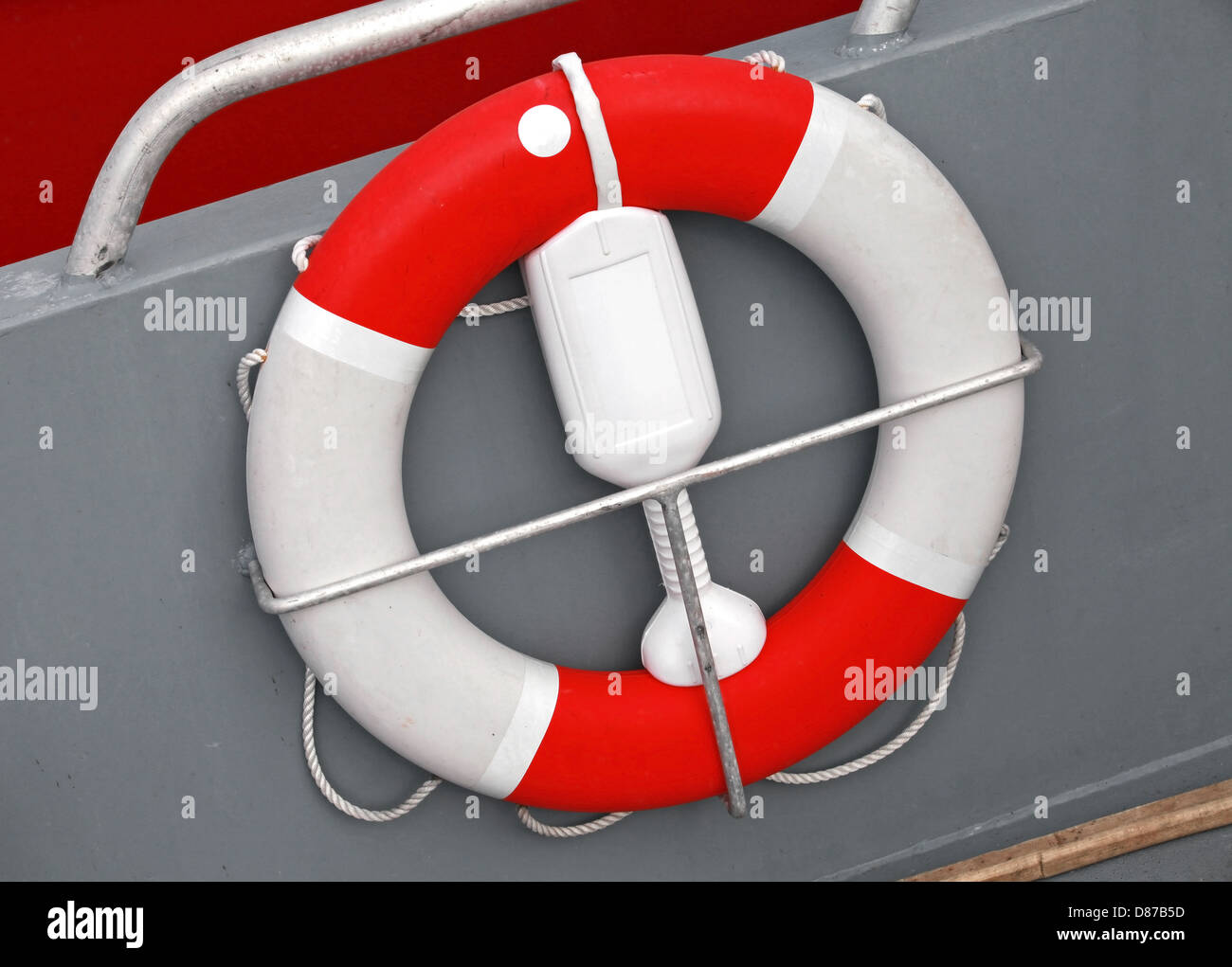 Rote und weiße Rettungsring mit Seil in kleinen Boot Stockfoto