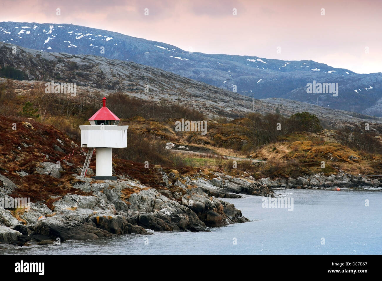 Norwegischen Leuchtturm. Weißer Turm mit roten Top steht auf Küstenfelsen Stockfoto