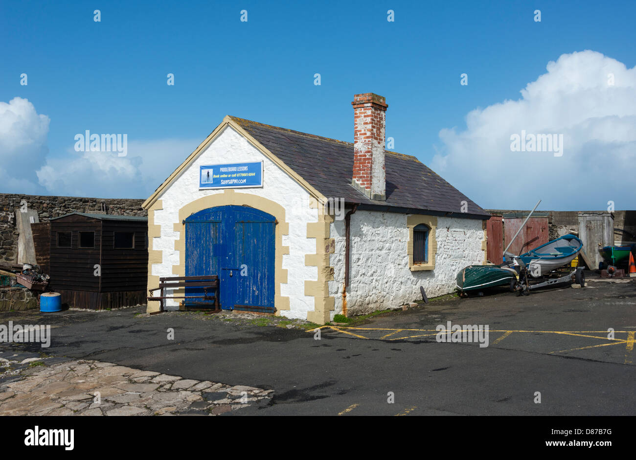 SurfSUP NI Bootshaus am Portballintrae Stockfoto