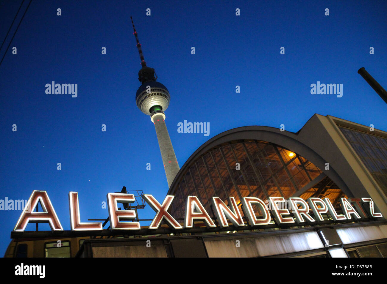 Fernsehturm in Berlin "Berliner Fernsehturm" vom Alexanderplatz entfernt, mit Blick auf die beleuchtete Text anzeigen Stockfoto