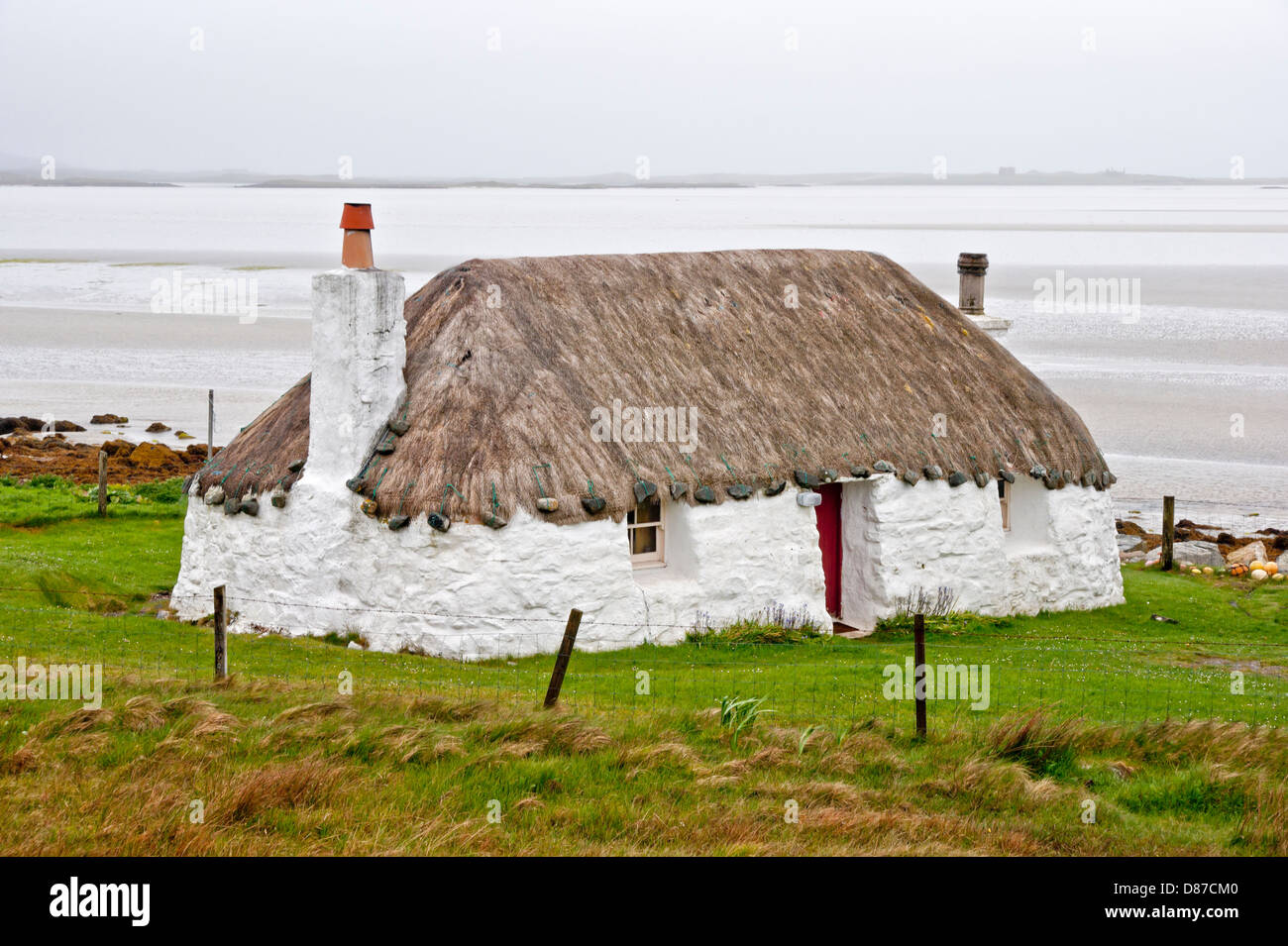 Traditionellen reetgedeckten Wohnhaus auf der westlichen Küste von Benbecula in die äußeren Hebriden in Schottland Stockfoto