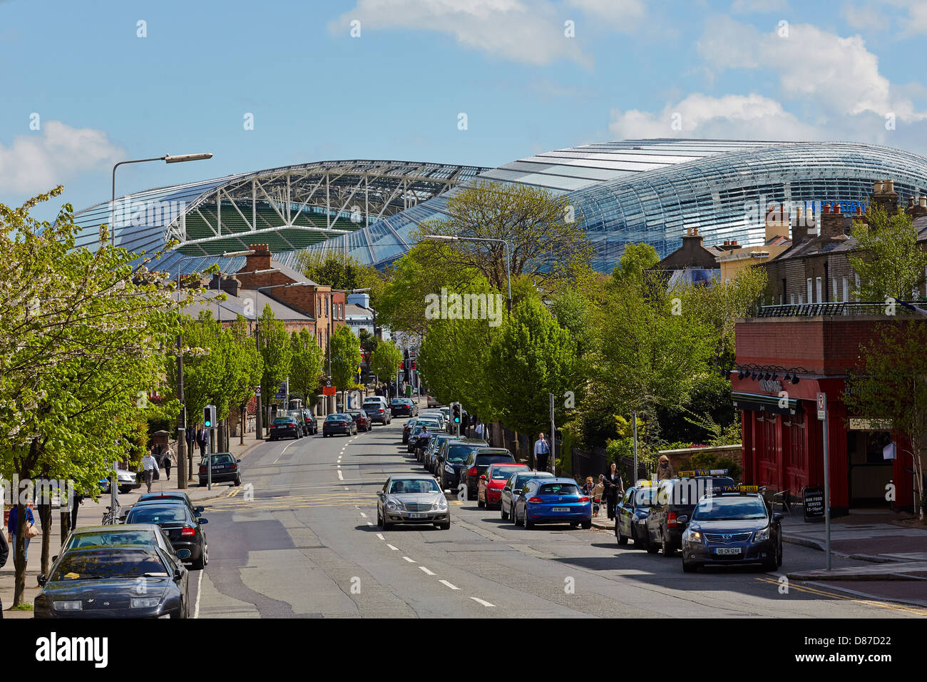 Straßenszene in Dublin. Der Blick nach unten der Grand Canal Street oberen zeigt das Aviva Stadion im Hintergrund. Dublin, Irland Stockfoto