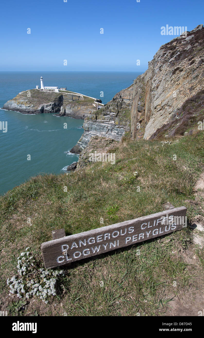 Wales Küstenweg in Nord-Wales. Malerische Aussicht auf South Stack Leuchtturm mit Blick auf die irische See auf Holy Island. Stockfoto