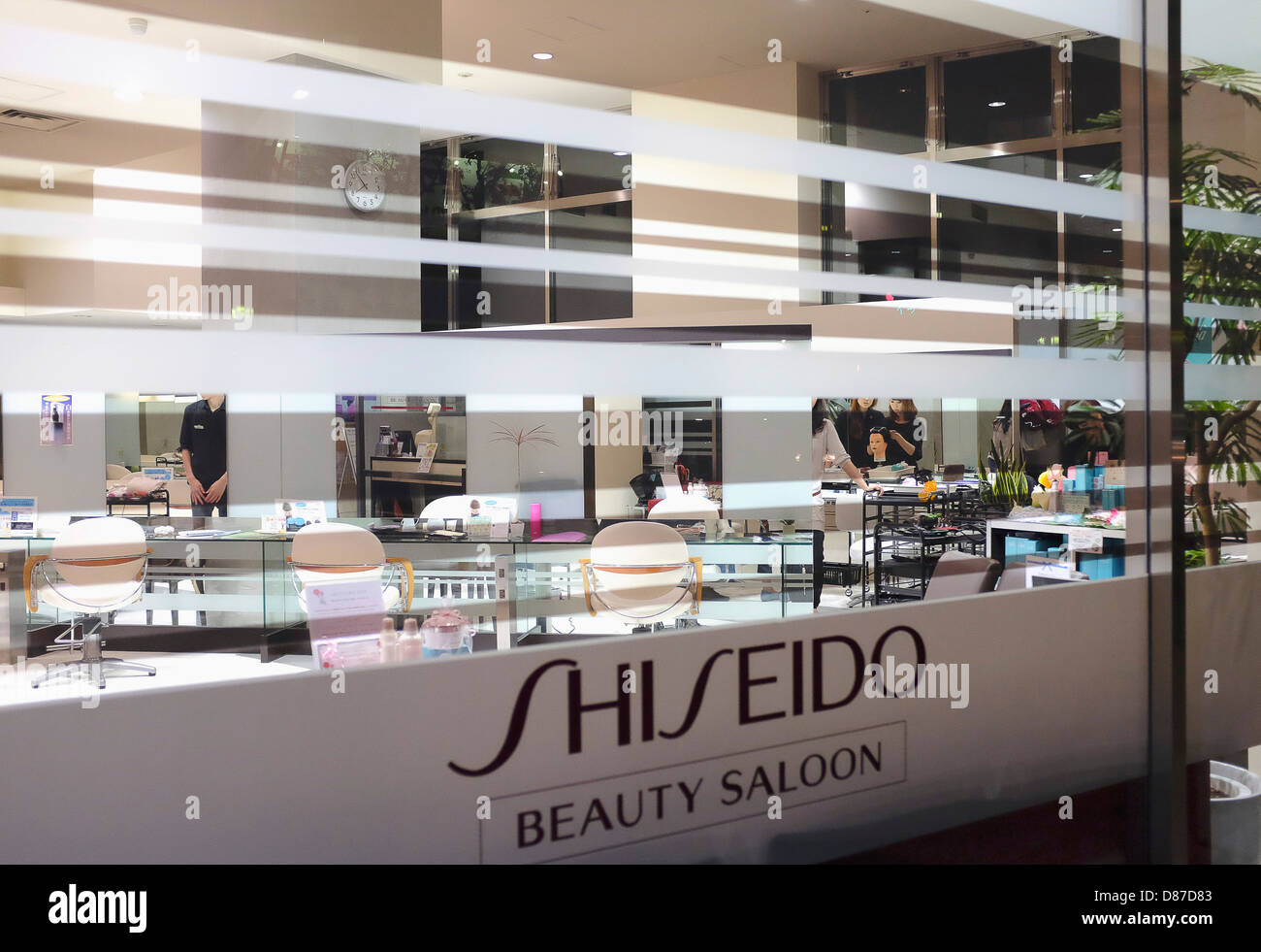 Shiseido-Beauty-Salon in der Nacht Stockfoto