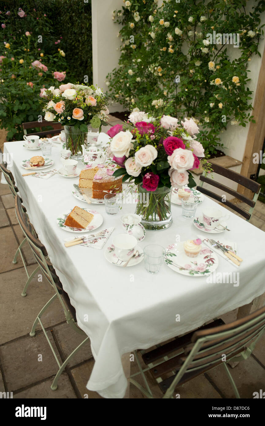 20.5.2013, London, UK. Rosengarten im großen Pavillon mit Tisch für Tee am Nachmittag bei der RHS Chelsea Flower Show. Stockfoto
