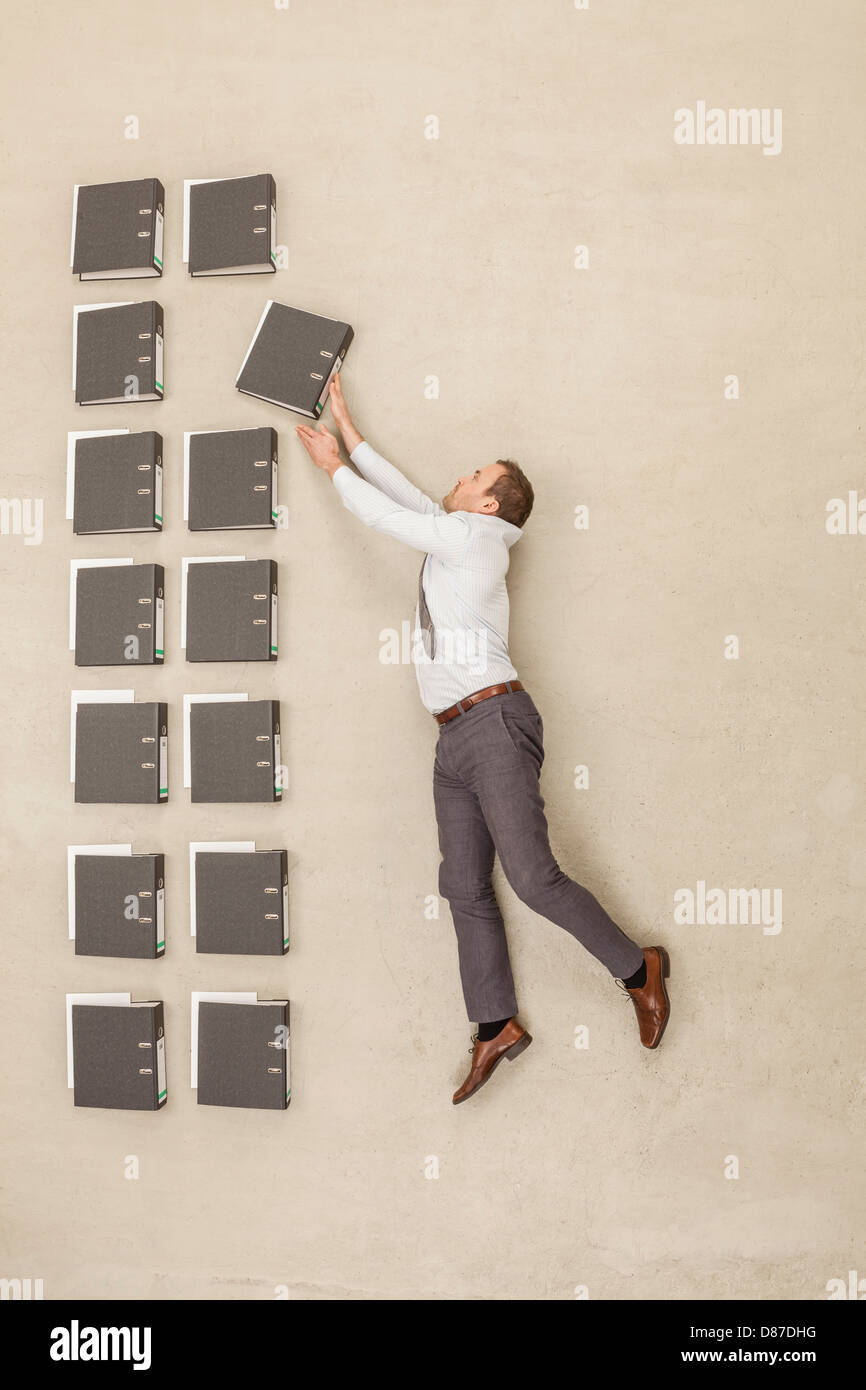 Geschäftsmann, die Organisation von Dateien Stockfoto