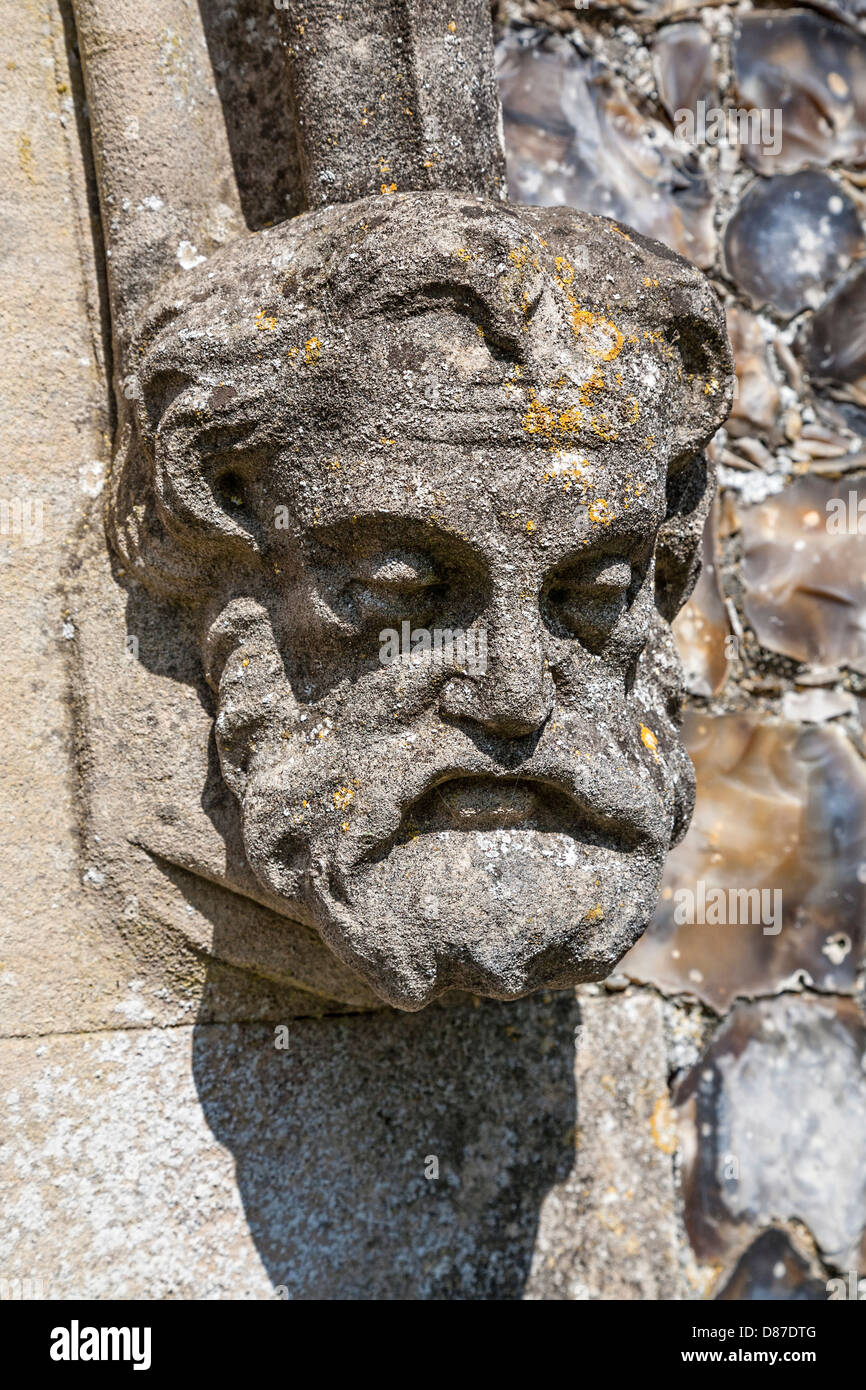 Zwei steinerne geschnitzten bärtigen Figur Köpfe am Eingang zur Kirche St. Peter, Haveringland, Norfolk, Großbritannien. Stockfoto