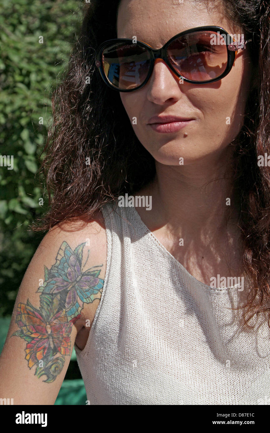 Frau mit Schmetterling TATTOO Charkow UKRAINE 22. Juni 2012 Stockfoto