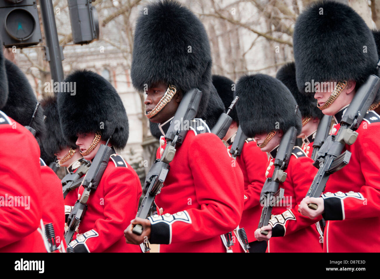 Queens Guard Soldaten marschieren in der Londoner Innenstadt während Thatcher Beerdigung Stockfoto