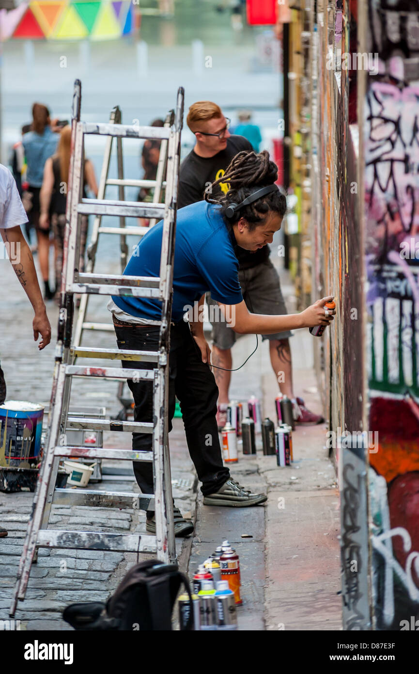 Straßenkünstler schmücken die Wände von Melbournes Hosier & Rutledge Lanes mit Wandmalereien, die eine beliebte Touristenattraktion darstellen. Stockfoto