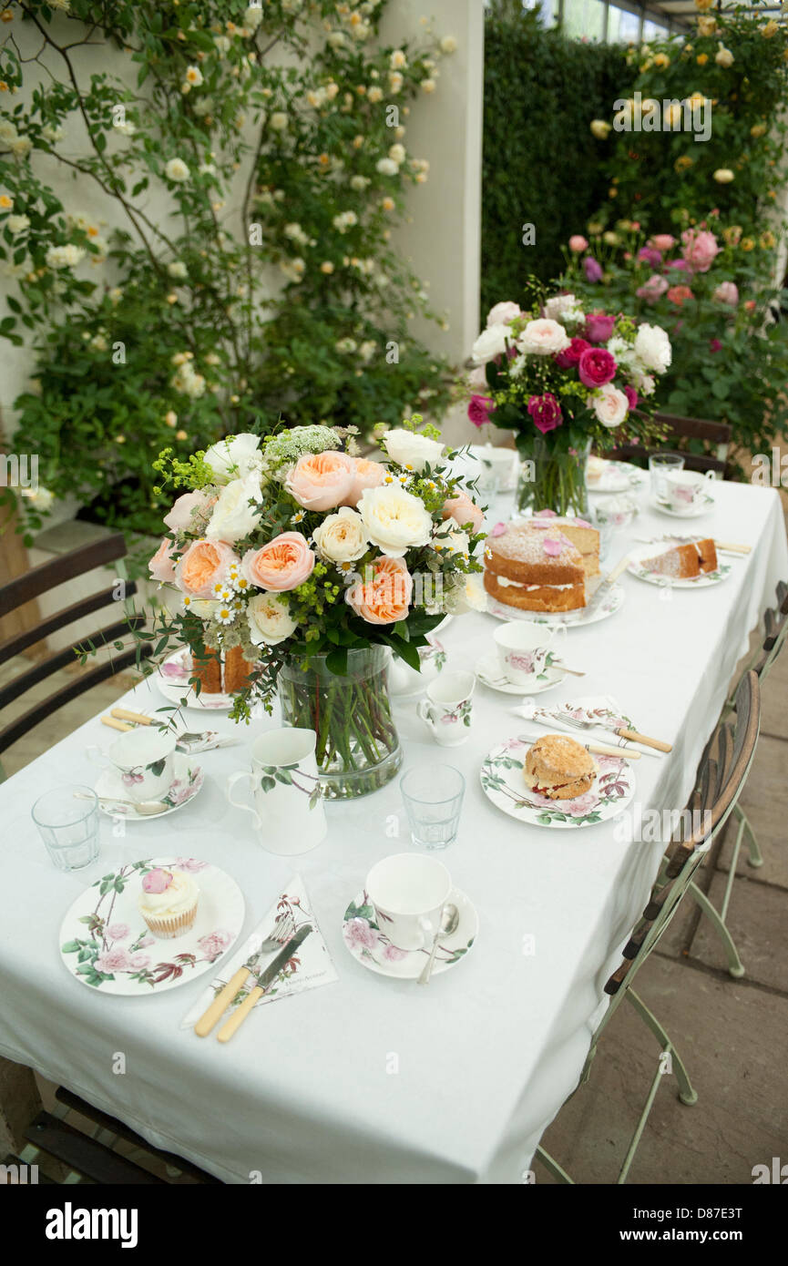 20.5.2013, London, UK. Rosengarten im großen Pavillon mit Tisch für Tee am Nachmittag bei der RHS Chelsea Flower Show. Stockfoto