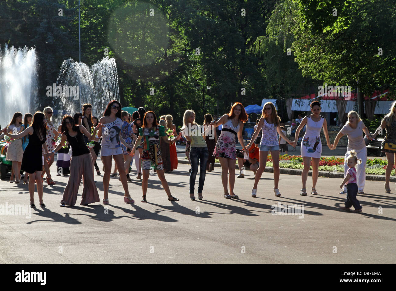 Gruppe von Frauen tanzen Charkow UKRAINE 22. Juni 2012 Stockfoto