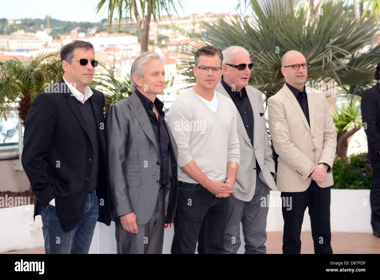 Cannes, Frankreich. 21. Mai 2013. (L-R) Drehbuchautor Richard LaGravenese, Schauspieler Michael Douglas und Matt Damon, Produzent Jerry Weintraub und Regisseur Steven Soderbergh der Fototermin für hinter die Kandelaber zu besuchen während der 66. jährlichen Cannes Film Festival im Palais des Festivals im 21. Mai 2013 in Cannes, Frankreich. (Bild Kredit: Kredit: Friedrich Injimbert/ZUMAPRESS.com/Alamy Live-Nachrichten) Stockfoto